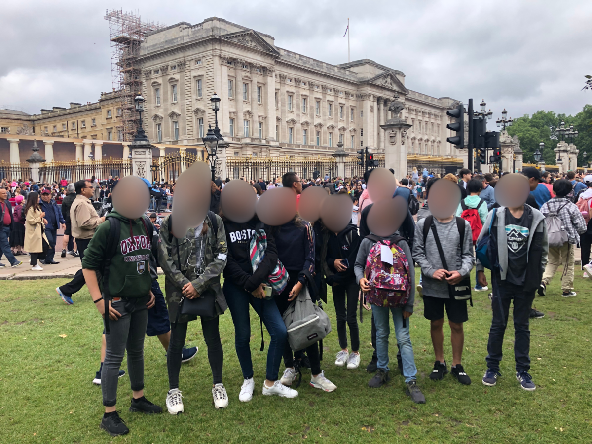 Students exploring London during their cultural mini-stay